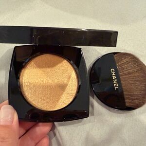 CHANEL POUDRE LUMIÈRE
Highlighting Powder Limited Edition